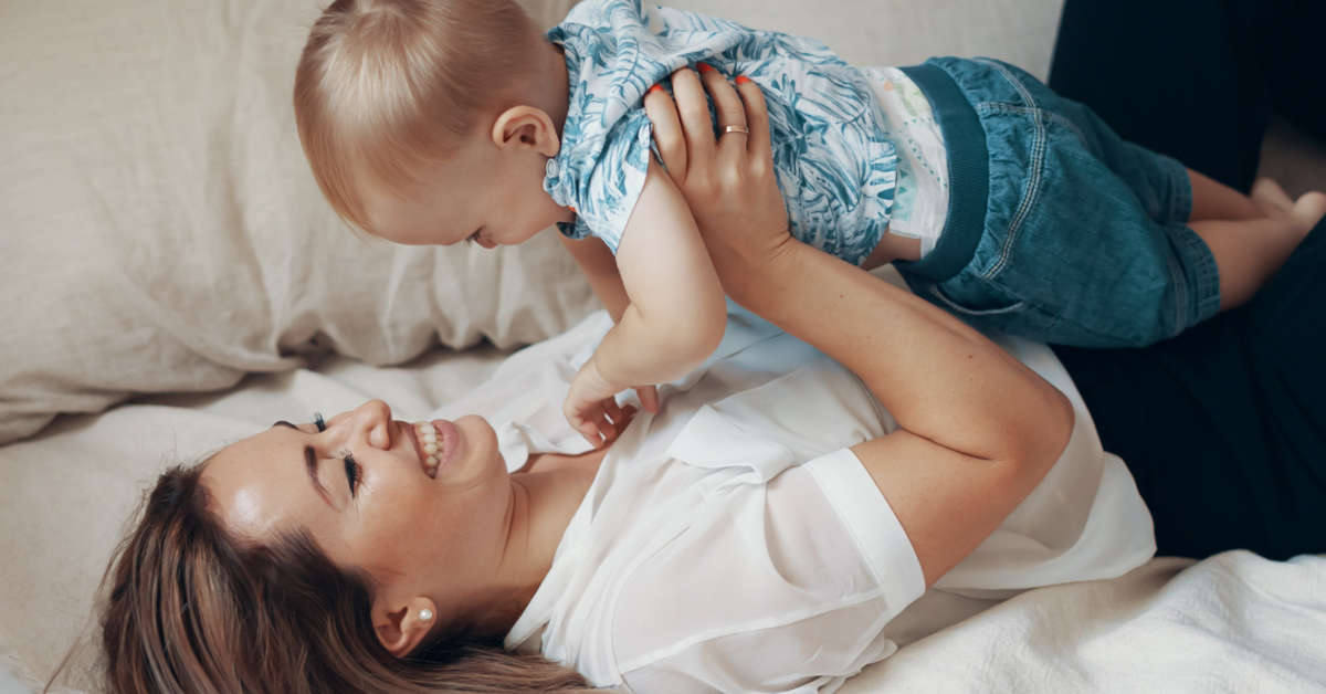 Prezent dla młodej mamy po porodzie – co wybrać?