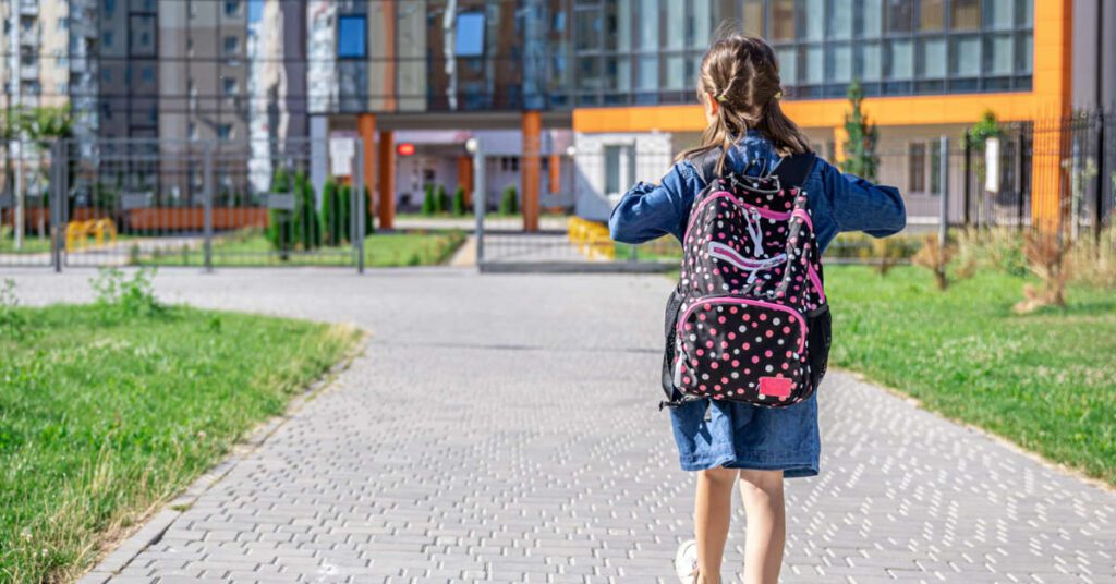Kiedy dziecko może samo wracać ze szkoły? Wskazówki dla rodziców