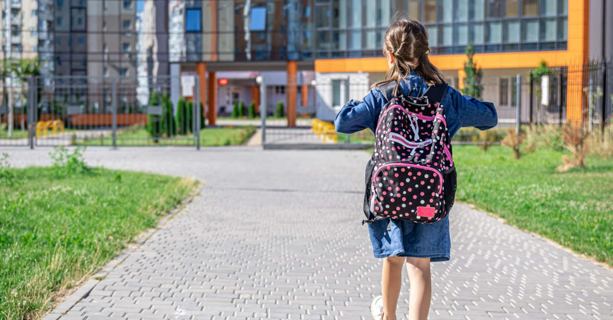 Kiedy dziecko może samo wracać ze szkoły? Wskazówki dla rodziców