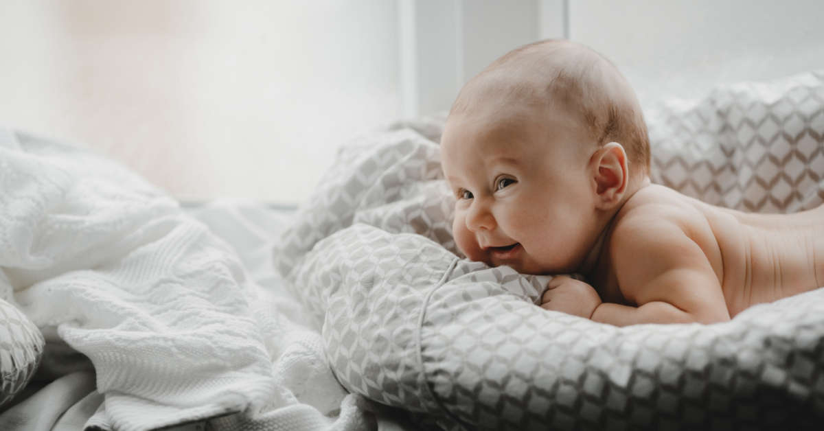 Kiedy niemowlę zaczyna trzymać główkę samodzielnie?