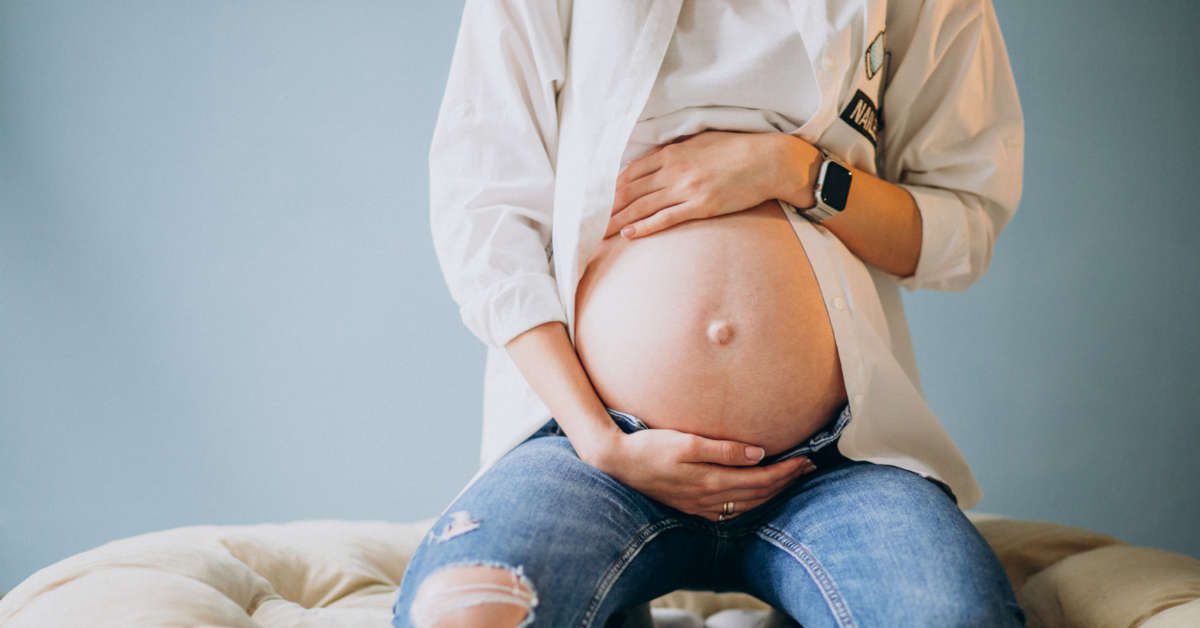 Co oznacza twardnienie brzucha w ciąży? Przyczyny i porady