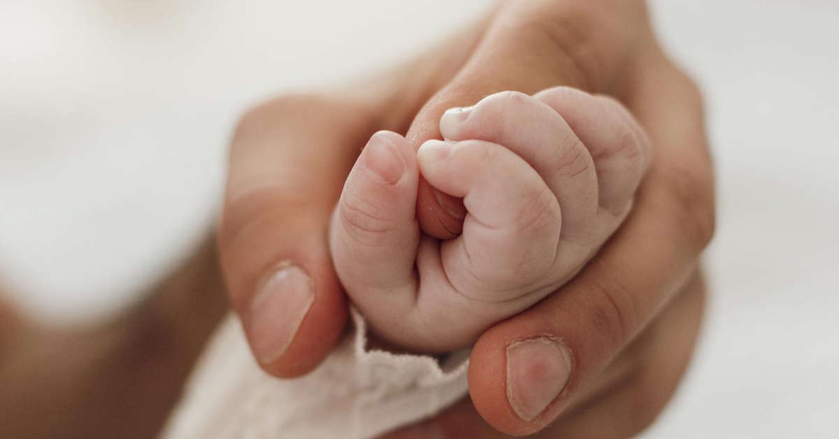 Przepuklina pępkowa u niemowlaka – objawy, leczenie