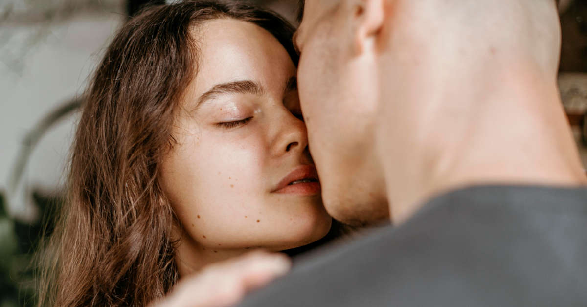 Brązowy śluz po stosunku – co oznacza? Trzeba iść do lekarza?