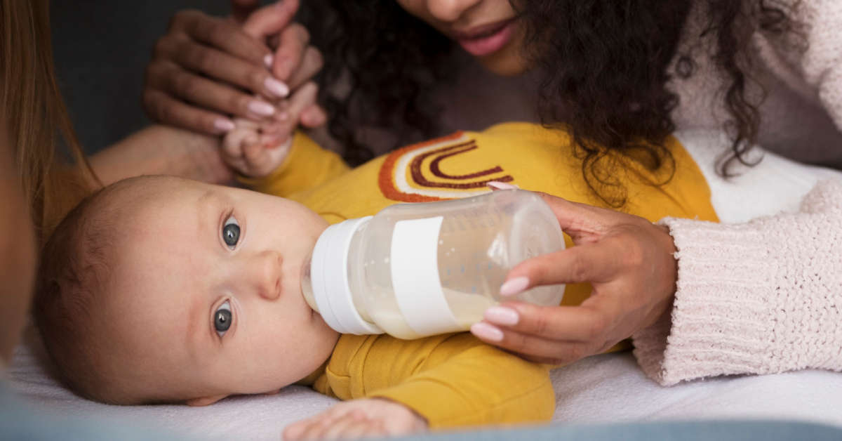 Jak karmić noworodka butelką? Porady eksperta