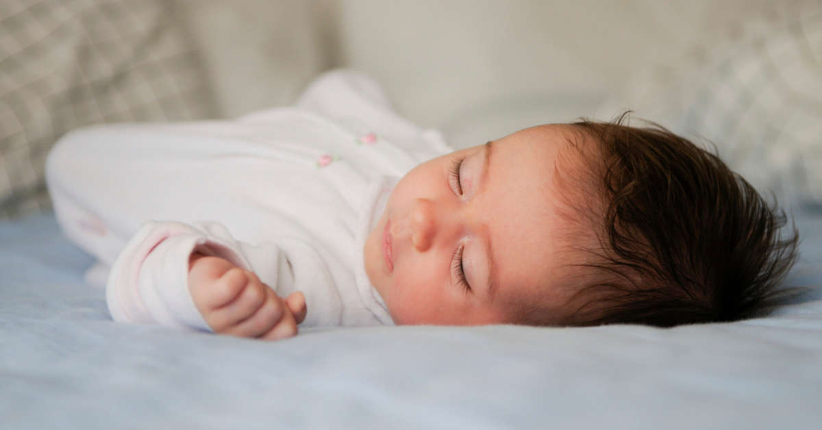 Jak powinien spać noworodek? Porady eksperta