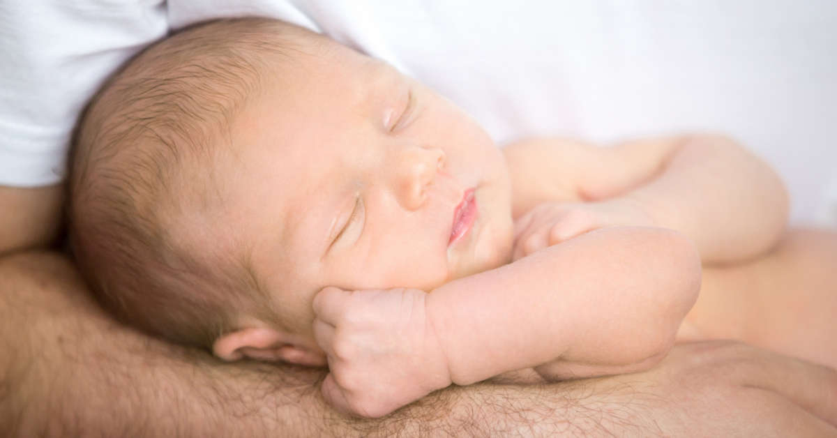 Zbyt wczesne podnoszenie główki u niemowlaka – co robić?