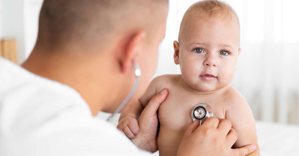 Co na katar u niemowlaka? Domowe metody i farmaceutyki