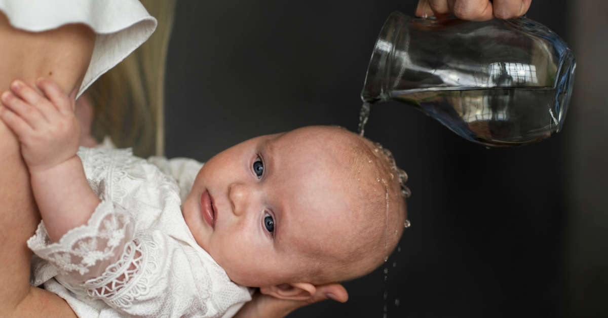 Kto trzyma dziecko do chrztu?