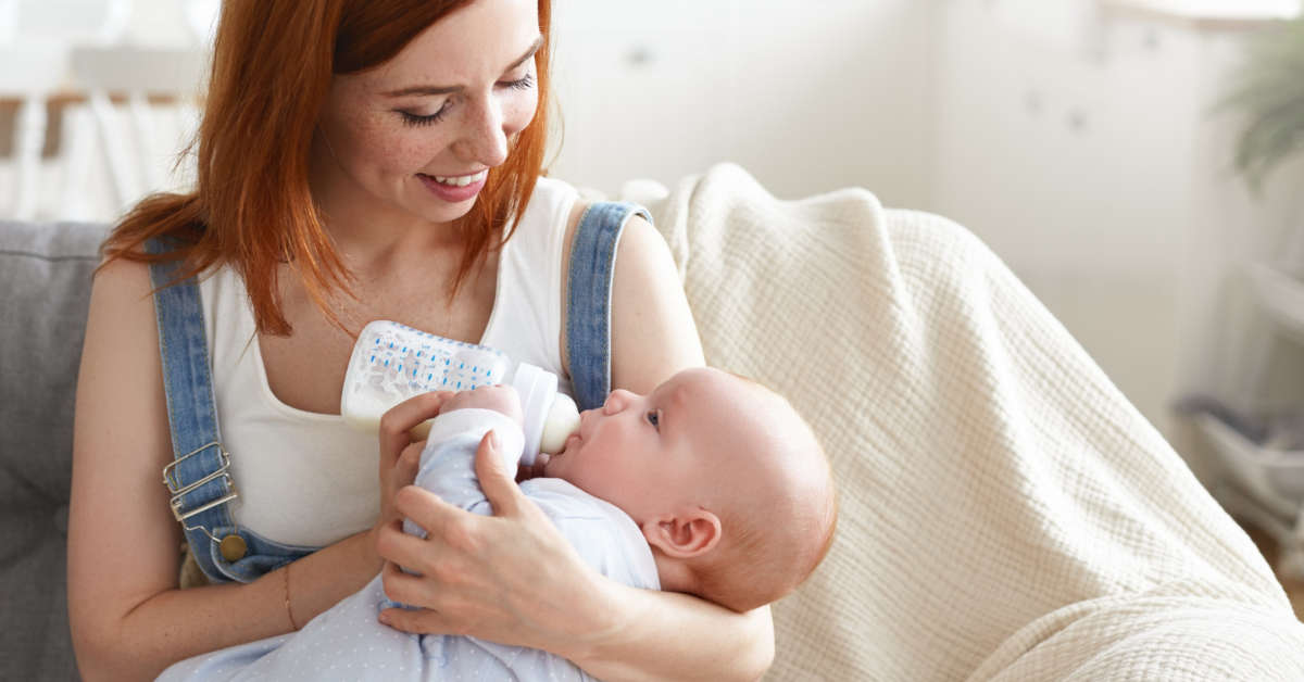 Ile mleka pije noworodek? Jak często karmić?