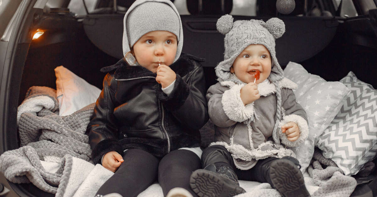 Od kiedy dziecko może jeździć z przodu w aucie?