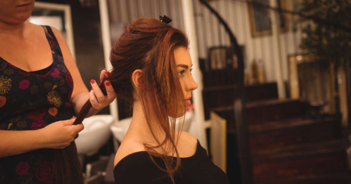 Fryzury na komunię dla mamy – inspiracje na 2026 rok