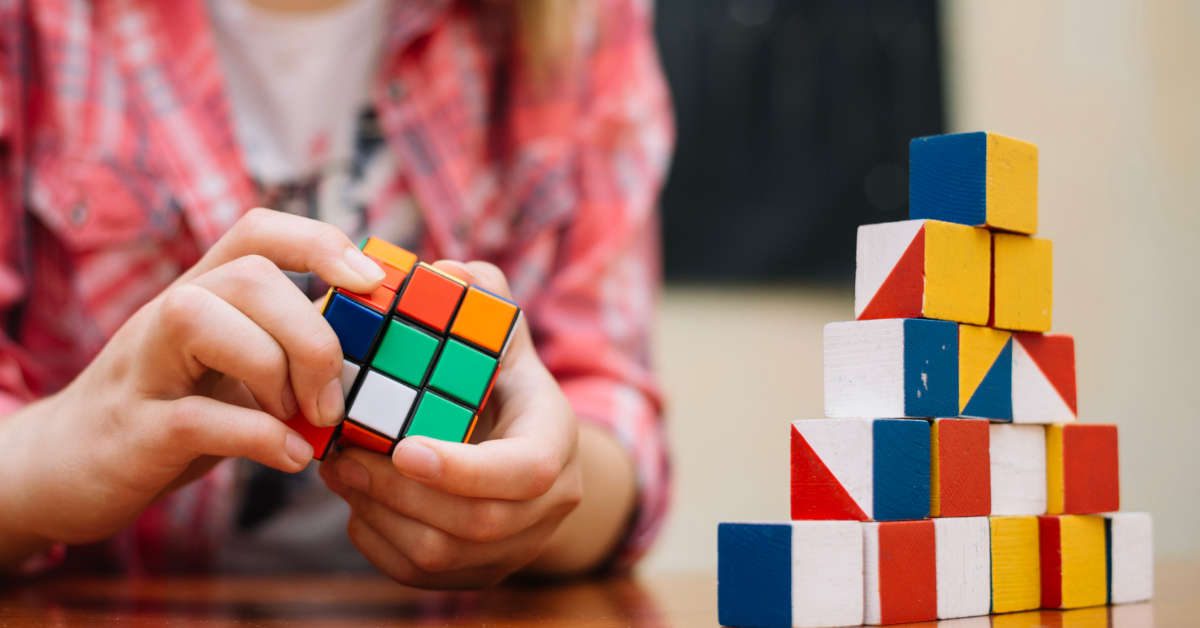 Jak ułożyć kostkę rubika? Łatwa instrukcja dla dzieci