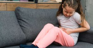Ból brzucha pod pępkiem u dziecka – co oznacza?