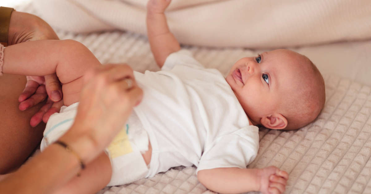 Jak zawinąć noworodka w pieluchę tetrową?