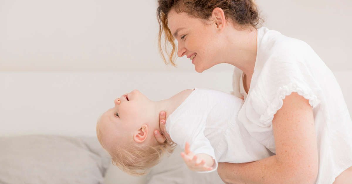 Od kiedy niemowlę wkłada rączki do ust?