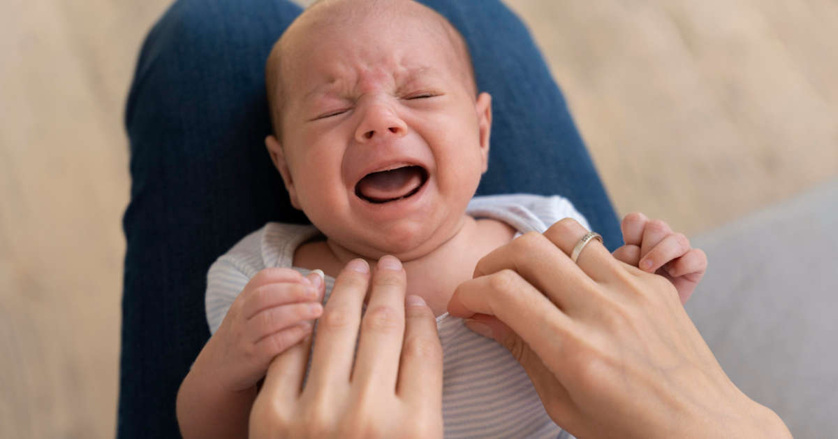 Noworodek napina się i płacze po jedzeniu – co robić?