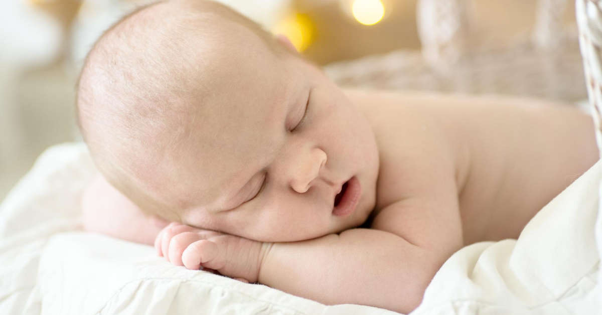 Noworodek śpi z otwartą buzią – czy to normalne?