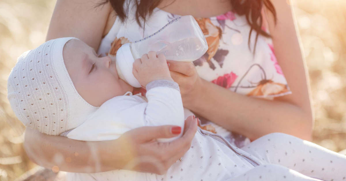 Ile kup dziennie robi noworodek po mleku modyfikowanym?