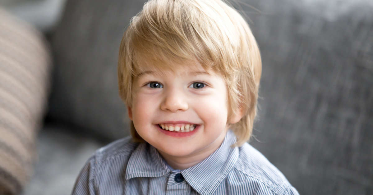 Niemowlę zgrzyta zębami w dzień – co robić?