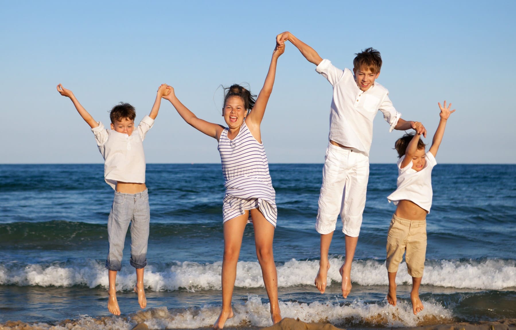 Jak mądrze wybrać obozy i kolonie nad morzem? Poradnik bezpiecznego i rozwijającego wypoczynku dla dzieci