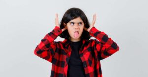 Dlaczego dziecko błaznuje i jak temu zaradzić?