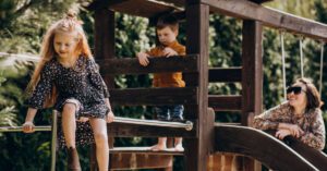 Jak zrobić tor przeszkód dla dzieci w ogrodzie?