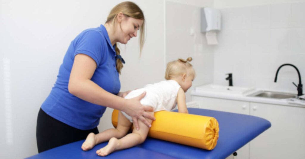 Rehabilitacja niemowląt, czyli jak reagować, gdy martwi Cię wzmożone napięcie mięśniowe u dziecka?