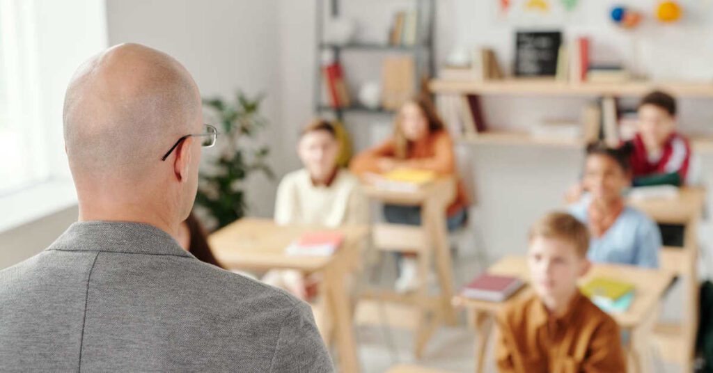 Dlaczego regularne zajęcia z angielskiego przyspieszają naukę u dzieci?