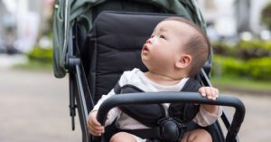 Jak zainteresować malucha podczas spaceru, żeby nie płakał?