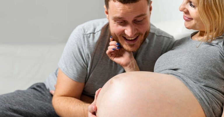 Czy dziecko w brzuchu czuje dotyk ojca?