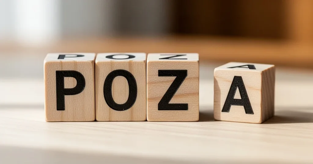 Drewniane klocki z literami tworzącymi słowo POZA, ustawione obok siebie na jasnym drewnianym blacie.