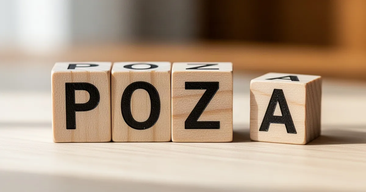 Drewniane klocki z literami tworzącymi słowo POZA, ustawione obok siebie na jasnym drewnianym blacie.