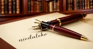 Eleganckie pióro wieczne leżące na kartce z odręcznie napisanym słowem „niedaleko” w tle biblioteki.
