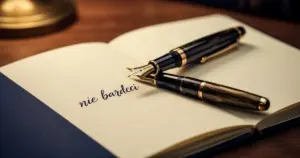 Eleganckie wieczne pióro leżące na otwartym notatniku z odręcznie napisanym zwrotem „nie bardzo” na drewnianym biurku.